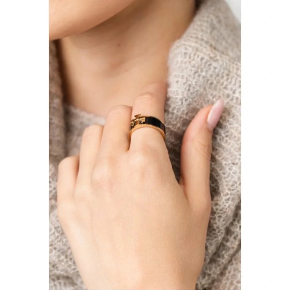 TORY BURCH • Green Kira Enamel Band Logo Ring - Picture 5 of 8